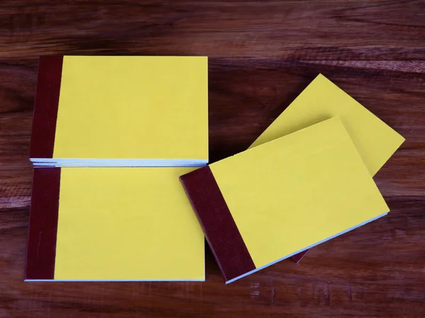 Libri Disegno Legge Colore Giallo Libri Ricevute Una Superficie Legno — Foto Stock