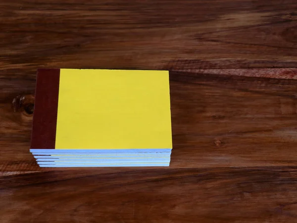 木製の表面に黄色のカラー請求書の本や領収書の本 クローズアップ — ストック写真