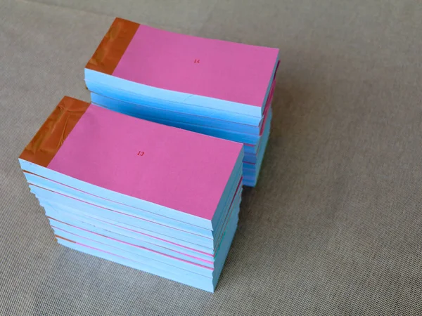 Světle Růžové Barvy Knihy Bankovek Nebo Účtenky Krémové Barvě Bytové — Stock fotografie