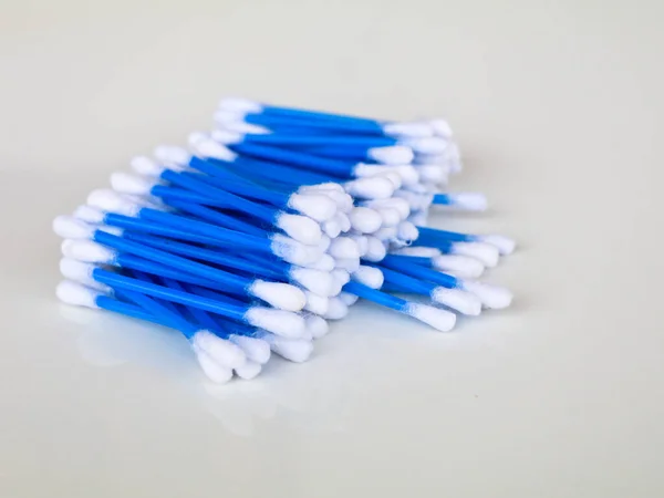 Modrá Barva Sluchátka Paketech Bílém Pozadí Izolované — Stock fotografie