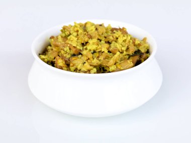 Perum koon ya da Kerala mantarlı köri. Kuş gözü biber ve pirinç yemeği olarak kullanılan köri yapraklarıyla hazırlanmış.