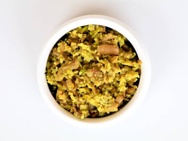 Perum koon ya da Kerala mantarlı köri. Kuş gözü biber ve pirinç yemeği olarak kullanılan köri yapraklarıyla hazırlanmış.