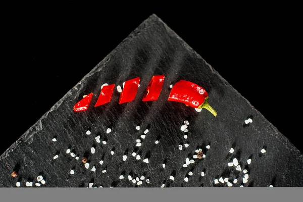 Red Hot Chilli Papričky Hrubou Mořskou Solí Černém Pozadí — Stock fotografie