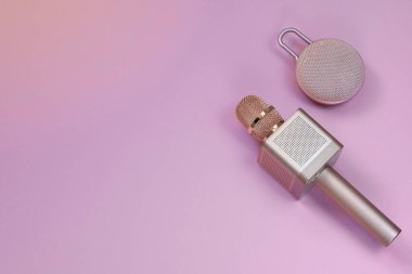 Altın karaoke mikrofon ve pembe arka planda müzik sütunu, üst manzara. Karaoke mikrofon kaydı kavramı pembe arka planda bir mikrofon.