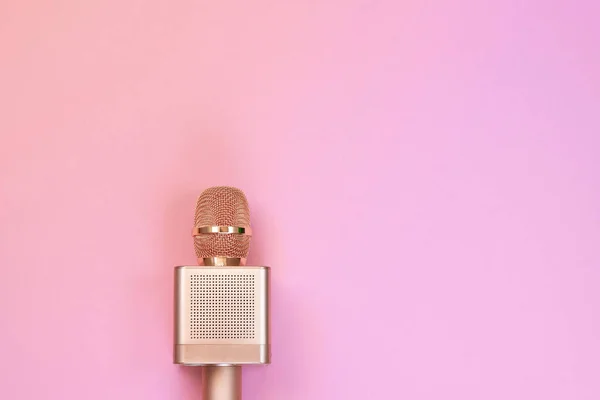 Goldenes Karaoke Mikrofon Auf Rosa Hintergrund Draufsicht Karaoke Mikrofon Aufnahmekonzept — Stockfoto