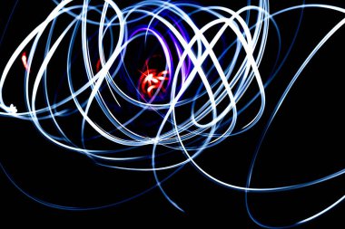 Soyut Yıldırım Hattı, Büyüyen Dallar. Mavi, pembe, menekşe, kırmızı, beyaz, soyut çizgiler karalama sanatını karatahta arka planda kullanma.