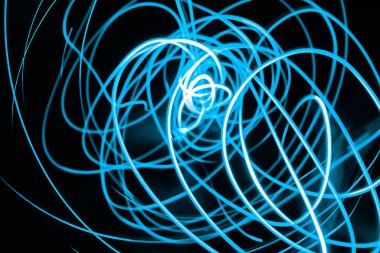 Soyut Yıldırım Hattı, Büyüyen Dallar. Mavi, pembe, menekşe, kırmızı, beyaz, turkuaz soyut çizgi sanatı karalama sanatını karatahta arka planda kullanmakta.