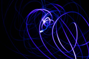 Soyut Yıldırım Hattı, Büyüyen Dallar. Mavi, pembe, menekşe, kırmızı, beyaz, turkuaz soyut çizgi sanatı karalama sanatını karatahta arka planda kullanmakta.