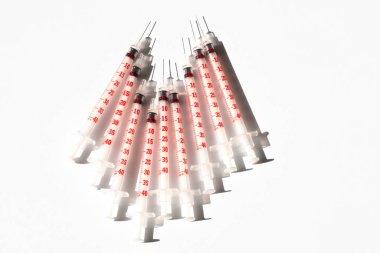 Diyabet tedavisinin tıbbi şırıngası. Şırıngayı beyaz ve mavi arka planda tut