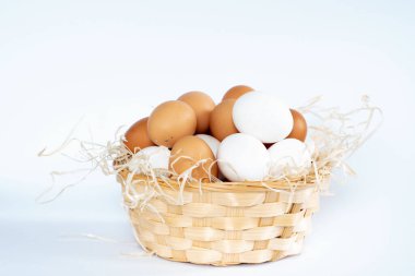 Beyaz, bej, izole edilmiş arka planda yumurta kutusundaki çiğ tavuk yumurtalarının yakın görüntüsü. Beyaz ve kahverengi yumurtaları karıştır.