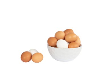 Yumurtalar beyaz arkaplanda. Yemek malzemesi. Kaptaki çiğ tavuk yumurtalarının yakın plan görüntüsü..