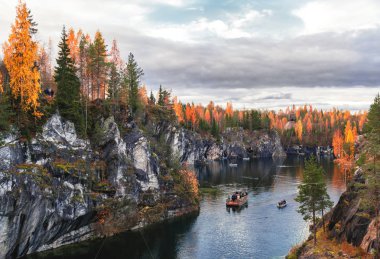 Mermer kanyon Ruskeala, Karelia sonbaharda.