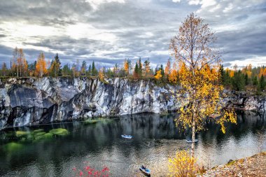 Mermer kanyon Ruskeala, Karelia sonbaharda.