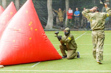 - Rusya. Stavopol. 7 / 27 / 2019 Gazprom çalışanlarının genç uzmanları arasında düzenlenen beşinci yıllık şirket turnuvası. Spor sahasında amatör olmayan takımlarla yapılan paintball müsabakaları.