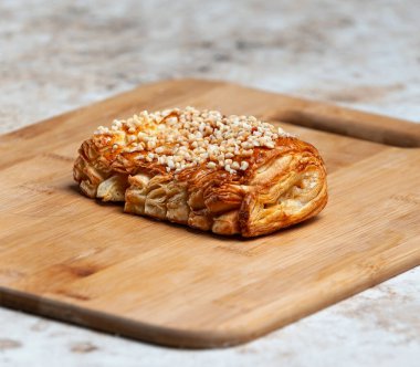 Tatil kurabiyeleri ve çay. Gülümseyen kurabiyeler. Zencefilli kurabiye adam, ağaç ve gülen yüz. Zencefilli kek Noel partisi