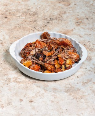 Patatesli tavuk budu. Ev yapımı taze pişmiş yemek. Kızarmış tavuk ve fırında patates..