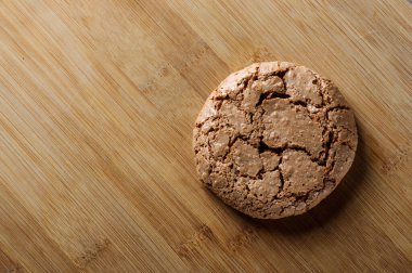 Tatil kurabiyeleri ve çay. Gülümseyen kurabiyeler. Zencefilli kurabiye adam, ağaç ve gülen yüz. Zencefilli kek Noel partisi