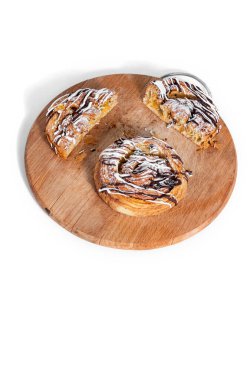 Beyaz arka planda izole edilmiş tatlı çörekler. Mutfak tahtasındaki brovniler. Çay için tatlı atıştırmalık.