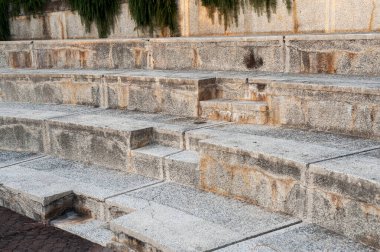 Taşlar parkında yollar. Güzel egzotik bitkiler. Park alanındaki taş binalar..