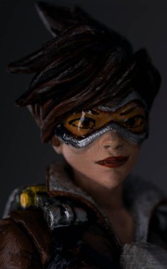 Siyah bir arka planda 3 boyutlu yazıcıya izole izleyici baskısı. 3D baskı için konsept teknolojisi.