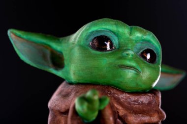 İzole edilmiş Usta Yoda siyah bir arka plan yakın plan üzerine üç boyutlu bir yazıcıya yazdırıldı. 3D baskı için konsept teknolojisi