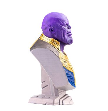 İzole edilmiş Thanos, beyaz arka plandaki 3 boyutlu yazıcıya yakın planda basılmış. 3D baskı için konsept teknolojisi.