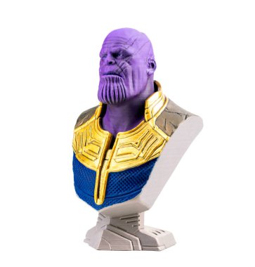 İzole edilmiş Thanos, beyaz arka plandaki 3 boyutlu yazıcıya yakın planda basılmış. 3D baskı için konsept teknolojisi.