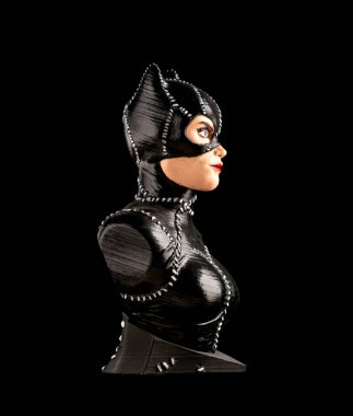 İzole edilmiş Kedi Kadın, siyah arka plandaki 3 boyutlu bir yazıcıya yakın plan baskısı yapmış. 3D baskı için konsept teknolojisi.