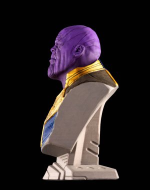 Üç boyutlu bir yazıcıya yakın plan siyah bir çekimde basılmış Thanos. 3D baskı için konsept teknolojisi.