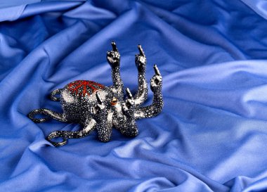  Siyah ve kırmızı renkli bir nesneyi mavi arka planda 3 boyutlu bir yazıcıya yazdırdım. 3D baskı için konsept teknolojisi.