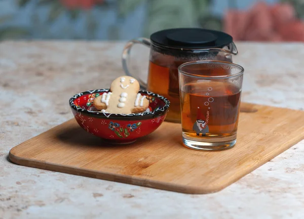 Üdülési Sütik Tea Mosolygós Sütik Mézeskalács Ember Mosolygós Mézeskalács Karácsonyi — Stock Fotó