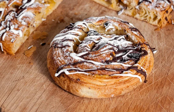 Isolerade Söta Bullar Vit Bakgrund Närbild Brownies Köksbordet Sött Mellanmål — Stockfoto