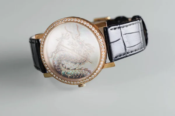 luxury watches with iridescent pearl pearl. Limited hours with the Chinese dragon. Luxury gold diamond watches. Mosaic clock