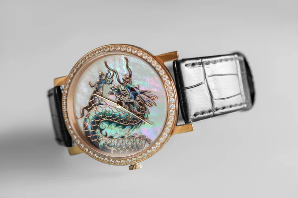 Luxe Horloges Met Iriserende Parel Parel Beperkte Uren Met Chinese — Stockfoto