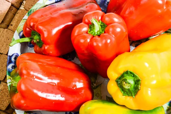 Kırsaldan yeni toplanmış İtalyan biberleri