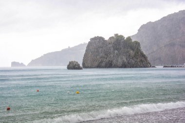 İtalyan kayalıklarla ve sahil Palinuro yağmurlu gün görünümünde nadir
