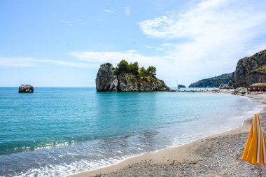 İtalyan kayalıklarla ve sahil Palinuro görünümünde nadir