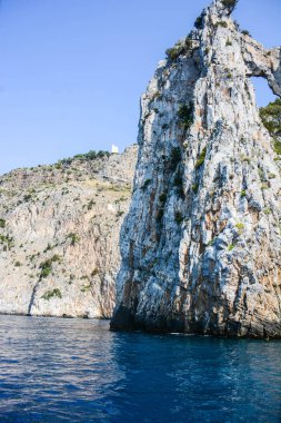 görünümü geri Saracen Kulesi ve İtalya, aynı zamanda denizden yalnızca görünür Palinuro, cliff doğal yüzük