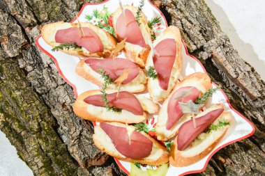 Bruschetta eritilmiş peynir ve İtalyanca ile pişmiş Williams armut İtalyan bal ile terbiyeli