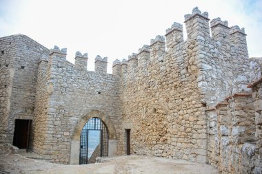 Bir İtalyan şatosunun tahkimatının manzarası