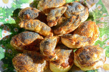 Kuşkonmaz, pekorino peyniri, kapari ve zeytin ile doldurulmuş rustik.