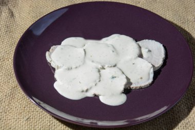 Ton balığı soslu dana eti, kapari ve mayonez, vitello tonto.