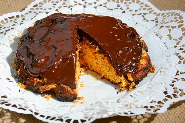 Torta Ricoperta Cioccolato Ripiena Carote Mandorle Pistacchi Vaniglia — Foto Stock