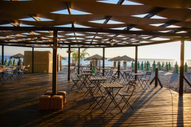 Sicilya - Marzaemi: sahil boyunca plaj ve deniz manzaralı masalar