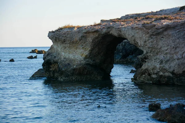 Σικελία Άκρη Των Μυρμηγκιών Θέα Μερικές Σπηλιές Και Ακρωτήρια Σκαλισμένα — Φωτογραφία Αρχείου