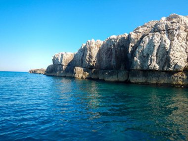 Benzersiz ve görkemli İtalyan uçurumları, Sicilya Capo Passero 'daki İtalyan kıyıları ve plajları.