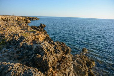 Benzersiz ve görkemli İtalyan uçurumları, Sicilya Capo Passero 'daki İtalyan kıyıları ve plajları.