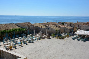 Sicilya - Marzaemi: Gece hayatının merkez meydanı ve tipik Sicilya restoranları tarafından çevrili