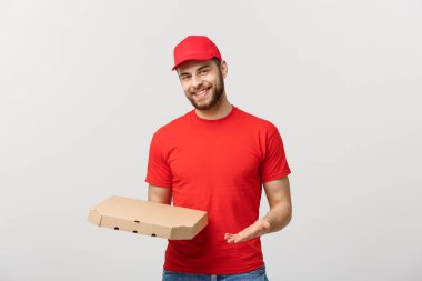 : Teslimat pizza kutuları gri arka plan üzerinde izole tutan genç haapy beyaz yakışıklı Pizza teslimat adam kavramı