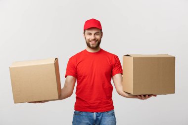 Teslimat kavramı: cardbox beyaz arka plan üzerinde vererek portre gülümseyen teslimatçı.